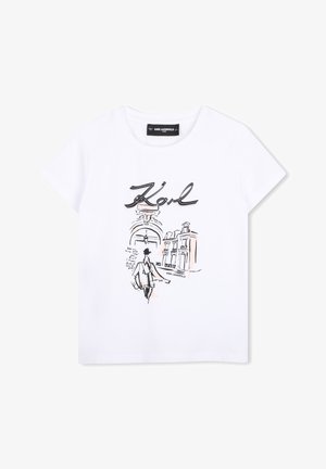 Wit t-shirt met korte mouwen met een schets van een persoon, gebouwen en het woord "Karl" in zwarte en lichtroze tinten aan de voorkant.