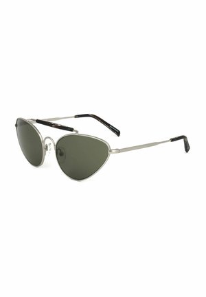Occhiali da sole con montatura argento a forma di occhio di gatto, lenti verde scuro e aste sottili con punte nere su sfondo bianco.