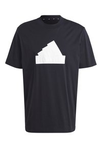 Czarny bawełniany t-shirt z krótkimi rękawami i okrągłym dekoltem. Z przodu duża biała grafika z logo w formie trzech pasków.