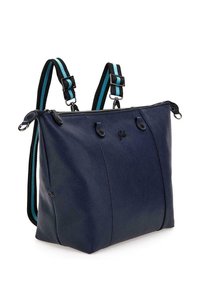 Sac fourre-tout en cuir bleu marine avec deux poignées supérieures, des bretelles rayées réglables, une fermeture zippée et une surface texturée. Présente des accents en métal.