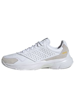 Basket de sport blanche avec côtés perforés, détails en daim gris clair sur l'orteil et le talon, fermeture lacets et semelle blanche épaisse.