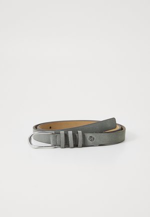 Ceinture en cuir gris avec une texture lisse, comportant trois brides horizontales, une boucle en métal argenté et un détail de logo.