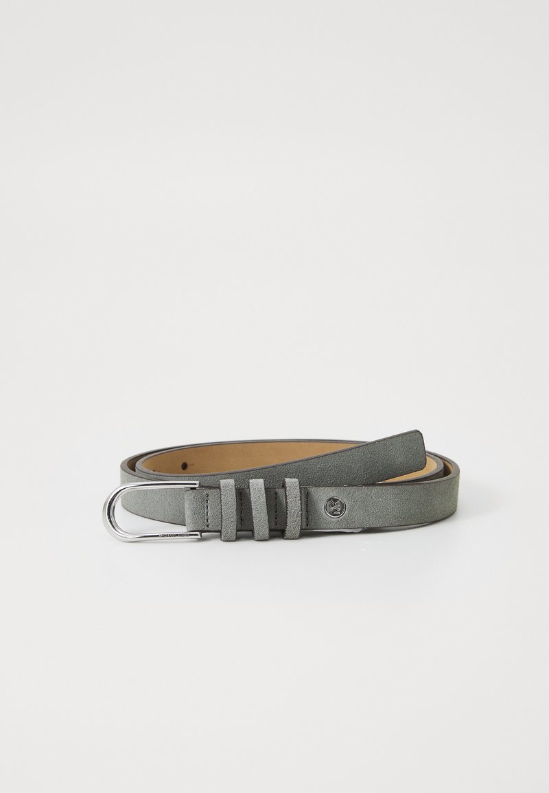 Ceinture en cuir gris avec une texture lisse, comportant trois brides horizontales, une boucle en métal argenté et un détail de logo.