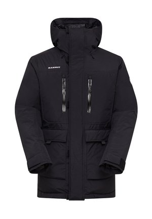 Giacca nera isolata con colletto alto, tasche con zip, cappuccio regolabile e tessuto testurizzato. Presenta una chiusura frontale con bottoni.