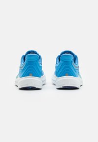 Blauwe sportschoenen met een gladde mesh bovenkant, gevoerde kraag, witte schuim tussenzool en een getextureerde rubberen buitenzool met een vleugje paars.