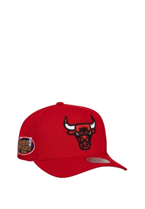 Rote Chicago Bulls Baseballkappe mit gesticktem Logo vorne und NBA Finals 1996 Aufnäher an der Seite.