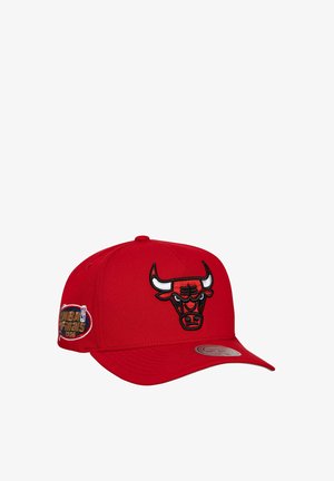 Červená baseballová čiapka Chicago Bulls s vyšitým logom vpredu a nášivkou NBA Finals 1996 na boku.