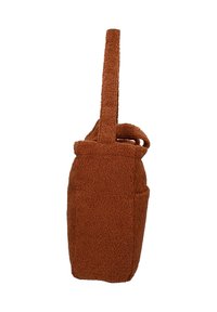 Brun fleeceväska med en strukturerad yta, med en vertikal rem och sidoficka för extra förvaring. Kompakt och mjuk design.