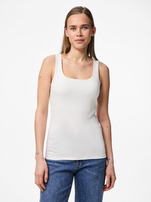Vitt ärmlös linne med fyrkantig halsringning, slät textur, figursydd design, i kombination med ljusblå, raka denimjeans.
