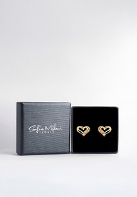 Guldhjärtformade örhängen med färgglada ädelstensaccentuerade, presenterade i en smyckeslåda med svart sammetsslät, med ett silverstrukturerat lock.