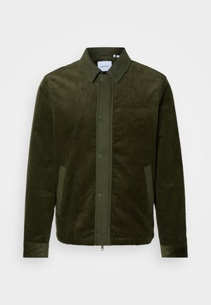 Veste en velours côtelé vert olive avec un devant à boutons, deux poches latérales et un col. Présente une texture verticale et un logo sur la poitrine gauche.