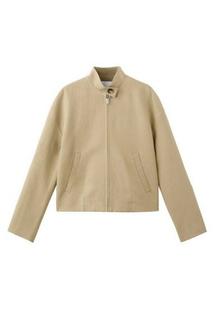 Chaqueta beige con cremallera, mangas largas, cuello alto con cierre de botón y dos bolsillos frontales verticales.