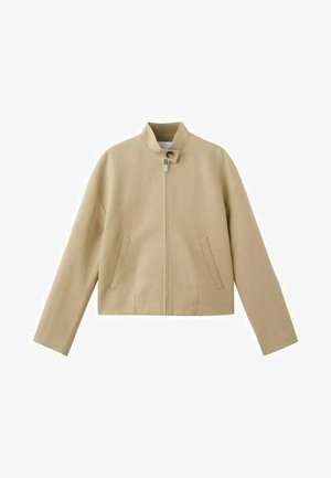 Beżowa kurtka na suwak z długimi rękawami, stojącym kołnierzem zapinanym na guziki oraz dwiema pionowymi kieszeniami z przodu.