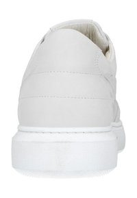 Weiße Ledersneaker mit rundem Zehenbereich, glatter Oberfläche und kontrastierendem, strukturiertem weißen Gummisohle. Sichtbare, einfache Nähdetails.