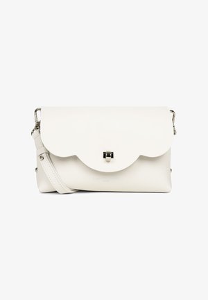 Weißes Lederhandtasche mit einer runden Klappe, silberner Hardware-Verschluss und einem abnehmbaren Schulterriemen. Minimalistisches Design mit subtiler Markenkennzeichnung.