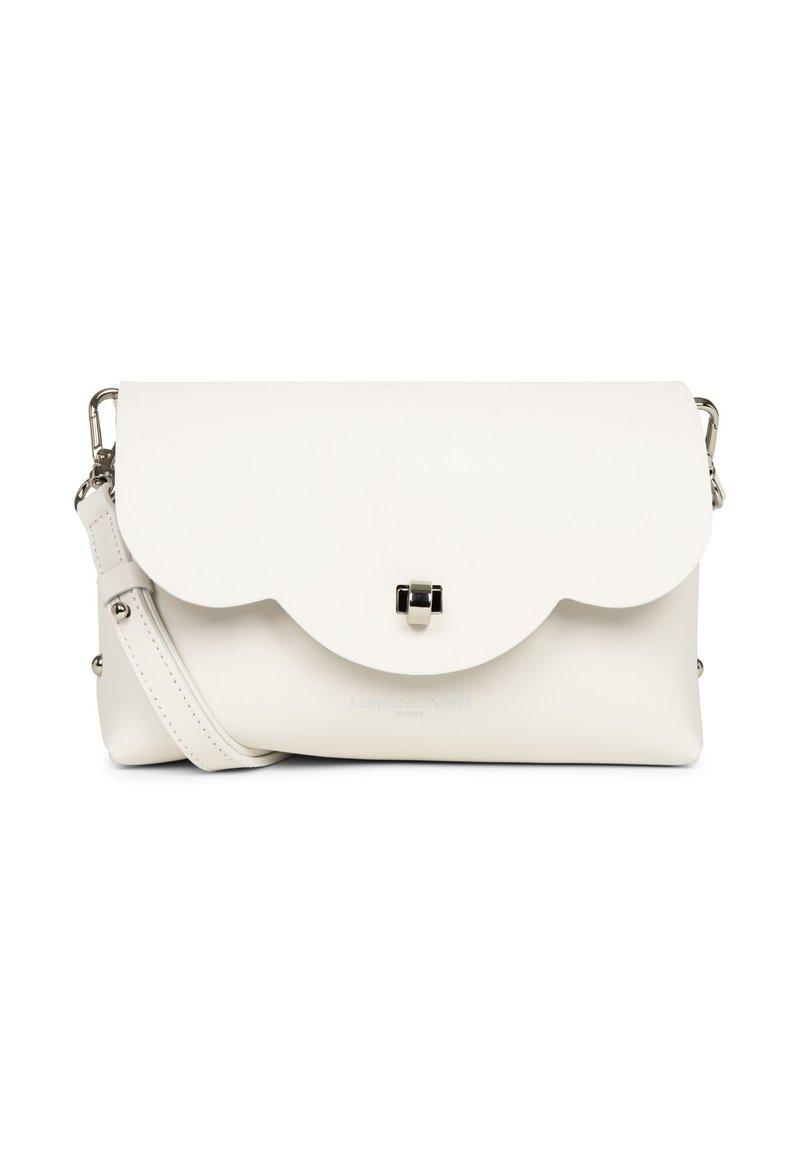 Borsa a tracolla in pelle bianca con pattina arrotondata, chiusura in metallo argentato e tracolla removibile. Design minimalista con branding discreto.