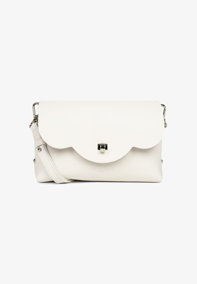 Borsa a tracolla in pelle bianca con pattina arrotondata, chiusura in metallo argentato e tracolla removibile. Design minimalista con branding discreto.