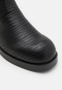 Koi Footwear THE LAST COURTSHIP MENS ORNATE STACKED - Botas de cowboy/motociclista - black lizard