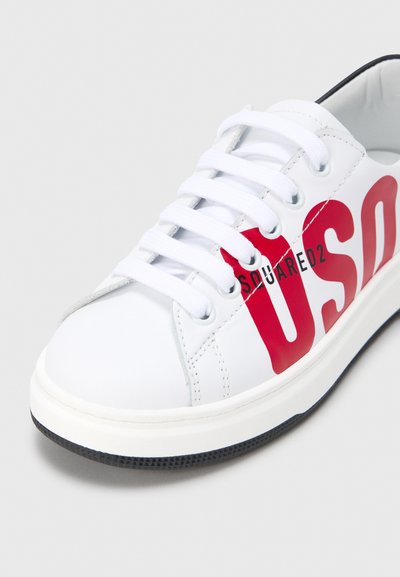 Baskets blanches avec logo rouge "DSquared2" sur le côté, dotées de lacets plats blancs, bout arrondi et semelle en caoutchouc noire. Texture en cuir lisse.