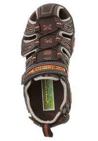 Zamknięte sandały dziecięce w kolorze brązowym z pomarańczowymi akcentami, regulowany pasek na rzep, wyściełane wnętrze, widoczna metka marki w środku.