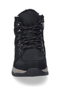 Botas de senderismo negras con un exterior de tela suave, forro texturizado, puntera reforzada, ojetes hexagonales y cordones planos. Cuenta con una suela gris.