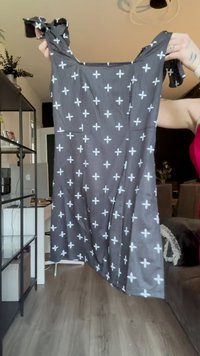 Szürke ruha fehér keresztmintával, puha anyagból készült. Kötött pántokkal és laza, lengő fazonnal rendelkezik.