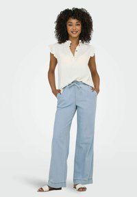 JDY JDYPENNY - Brīva piegriezuma džinsi - light blue denim