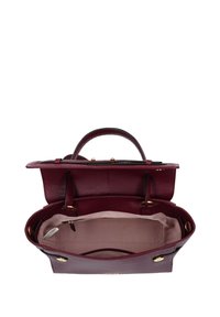 Sac à main en cuir bordeaux avec un extérieur texturé, des finitions dorées et un haut ouvert révélant un intérieur beige clair avec plusieurs compartiments.