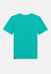 Τυρκουάζ κοντομάνικο μπλουζάκι από απαλό βαμβάκι, με στρογγυλή λαιμόκ οψη και μικρή λεπτομέρεια λογότυπου στο κάτω μέρος του ρεβέρ.