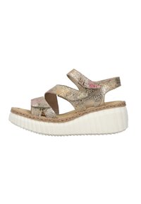 Sandales à talons wedges en métal doré avec plusieurs sangles entrecroisées, semelle en jute et base de plateforme texturée blanche.