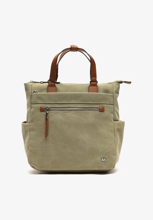 Sac fourre-tout en toile vert olive avec des poignées en cuir marron, poche zippée à l'avant et poches latérales. Présente un design minimaliste et un logo.
