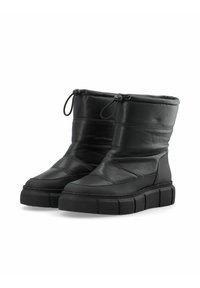 Botas de tobillo de cuero negro con una parte superior ligeramente acolchada, punta redonda y suela de goma gruesa y texturizada. Detalle de cordón en la parte superior.