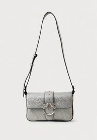 Srebrna torebka na ramię wykonana z fakturowanej skóry, z klapką zapinaną na zatrzask, metalowymi okuciami z motywem ptaków oraz regulowanym paskiem.