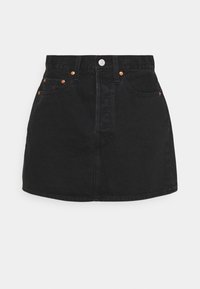 Mini-jupe en denim noire avec fermeture à boutons sur le devant, passants pour ceinture et rivets en cuivre sur les poches, présentée à plat sur fond blanc.