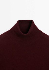 Pull en maille à col roulé rouge foncé avec col côtelé et tissu lisse sur fond blanc.