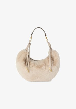 Borsa a tracolla in eco-pelliccia beige con una forma arrotondata, caratterizzata da un manico in pelle con dettagli annodati e hardware color oro per la chiusura.