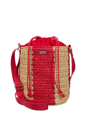 Geweven bucketbag met natuurlijke en rode strepen, verstelbare rode schouderriem en rode trekkoordsluiting van stof.