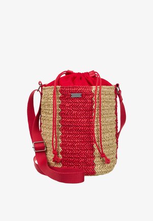 Geflochtene Bucket-Tasche mit natürlichen und roten Streifen, rotem verstellbarem Schultergurt und rotem Kordelzug aus Stoff als Verschluss.