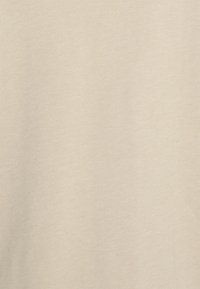 Beige Stoff mit glatter Textur, gleichmäßigem Gewebe und subtiler Schimmer. Keine Muster oder Akzente sichtbar. Geeignet für legere Kleidung.