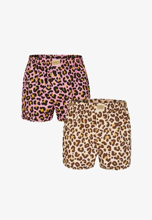Zwei Paar Boxershorts: eine pinkfarbene mit schwarzen und gelben Leopardenflecken und eine beigen mit dunkleren braunen Leopardenflecken. Mit elastischem Taillenbund.