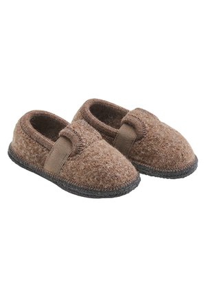 Bruine vilten slippers met een zachte textuur, rondneusontwerp, elastische band en een zwarte rubberen zool. Subtiele stikseldetails zijn zichtbare.