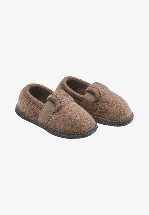 Bruine vilten slippers met een zachte textuur, rondneusontwerp, elastische band en een zwarte rubberen zool. Subtiele stikseldetails zijn zichtbare.