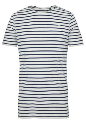 T-shirt blanc à manches courtes avec des rayures horizontales bleu marine et un petit logo blanc sur le côté supérieur gauche de la poitrine.