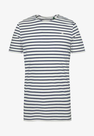 T-shirt blanc à manches courtes avec des rayures horizontales bleu marine et un petit logo blanc sur le côté supérieur gauche de la poitrine.