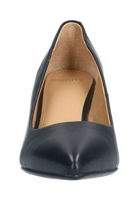 Chaussure à talon aiguille en cuir noir avec un bout pointu et une texture lisse. L'intérieur présente une semelle intérieure beige avec le logo "MANFIELD" embossé.