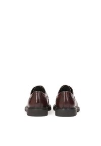 Chaussures en cuir brun avec une finition lisse, bout rond et détails de brogue subtils. Semelle en caoutchouc noir, talon bas et vue de l'arrière.