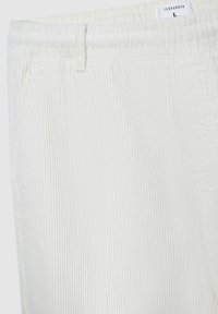 Pantaloni bianchi con trama a costine verticali, vita elastica e tasca laterale. Etichetta con scritto "Terranova" e taglia "L".