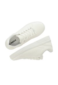 Bílé tenisky s hladkým syntetickým svrškem, šněrovacím designem, strukturovanou podrážkou a logem uvnitř. Zaoblená špička a nízkoprofilový silueta.