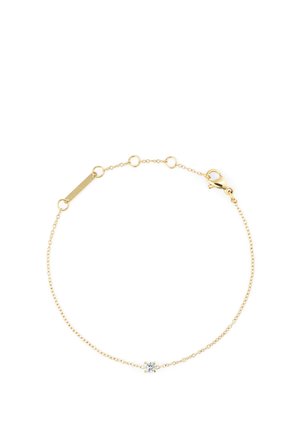 Delikat armbånd med guldkæde, en lille central diamant og lukkemekanisme med hummerlås på hvid baggrund.