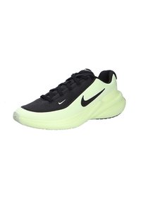 Zapatilla de correr Nike en negro y verde claro con parte superior de malla, diseño con cordones y suela acolchada, inclinada hacia la derecha sobre un fondo blanco.